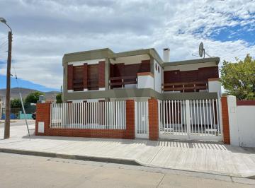 Casa · 4 Ambientes · 3 Cocheras · Casa en Esquina — 3 Dorm., Cochera Para 3 Autos y Patio Delantero.