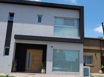 Casa de 4 ambientes, Berazategui · Oportunidad, Casa en Venta 4 Ambientes Barrio Cerrado Federico Primero, Apto Crédito