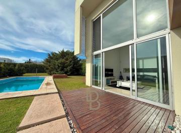 Casa · 330m² · 5 Ambientes · 1 Cochera · Casa 5 Ambientes de Categoria con Piscina en Arenas del Sur