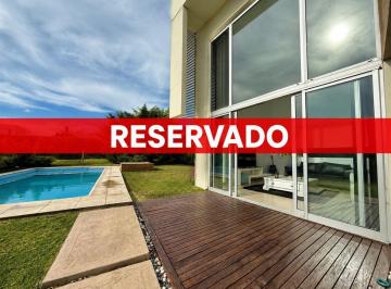 Casa · 330m² · 5 Ambientes · 1 Cochera · Casa 5 Ambientes de Categoria con Piscina en Arenas del Sur