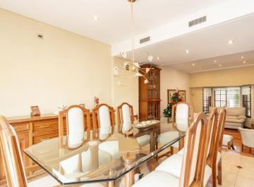 Casa · 243m² · 5 Ambientes · Venta Casa Lote Propio 5 Amb con Cochera, Playroom, Patio y Quincho con Parrilla en Monte Castro