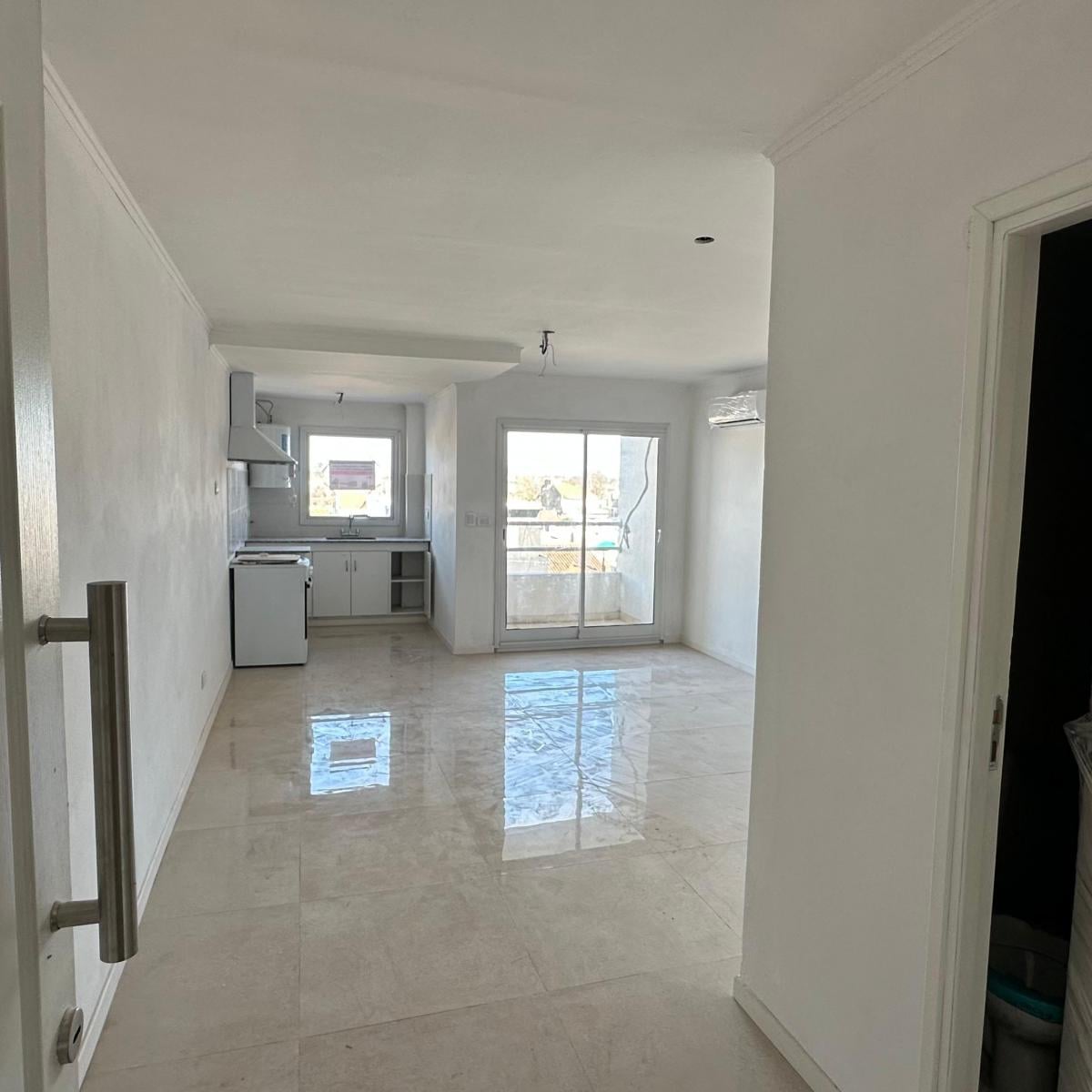 Monoambiente a la calle, 34m² en Av. Colón con cochera y baulera