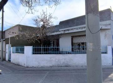 Casa de 5 ambientes, Rosario · Casa en Equina con 2 Dorm., Patio y Cochera
