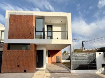 Casa · 94m² · 3 Ambientes · 1 Cochera · Tu Hogar en La Mejor Ubicacion!