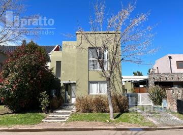 Casa · 150m² · 4 Ambientes · 1 Cochera · Casa en Venta de 3 Dorm. en Los Alamos