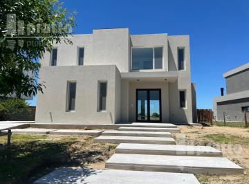 Casa · 220m² · 5 Ambientes · 1 Cochera · Casa en Venta de 3 Dorm. en El Cantón Golf