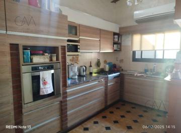 Casa · 270m² · 5 Ambientes · 3 Cocheras · Departamento en Venta de 3 Ambientes en Constitución