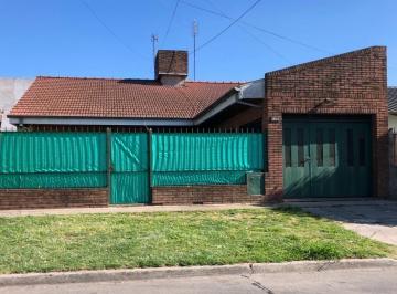 Casa de 3 ambientes, Almirante Brown · Casa en Venta Apto Crédito - Dos Dorm. - Baño - Cocina - Cochera - Jardín