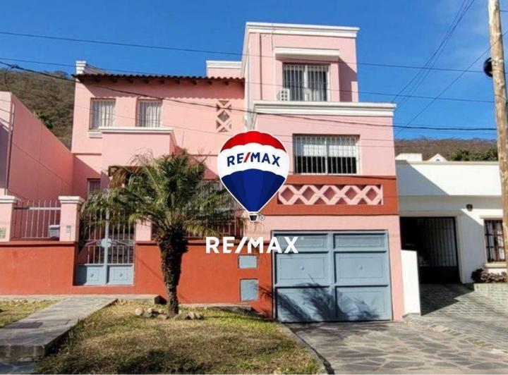 Casa · 228m² · 6 Ambientes · 2 Cocheras