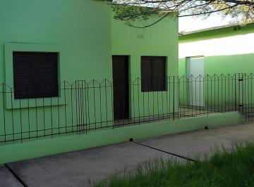Casa · 215m² · 4 Ambientes · Se Vende Casa en Barrio Lanceros + 3 Departamentos