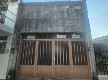 Casa · 196m² · 4 Ambientes · 4 Cocheras · Se Vende Casa/galpón/salón