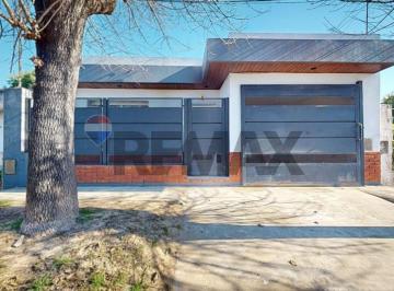 Casa · 120m² · 3 Ambientes · 1 Cochera · Venta Casa con Parque Lujan Centro