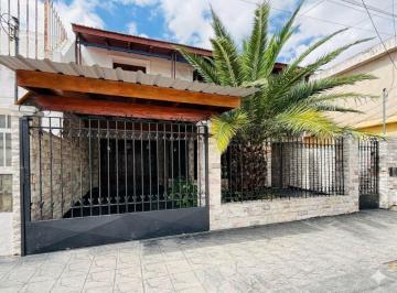 Casa · 231m² · 8 Ambientes · 1 Cochera · Venta Casa 4 Dorm San Martin Apta Credito