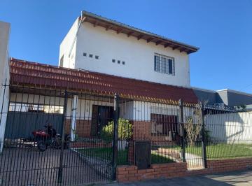 Casa · 132m² · 4 Ambientes · 1 Cochera · Venta Casa 3 Dorm Lumin C/patio Coch V. Ballester