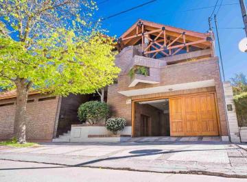 Casa · 250m² · 6 Ambientes · 2 Cocheras · Se Vende Casa en Dorrego Apta Credito Hipotecario