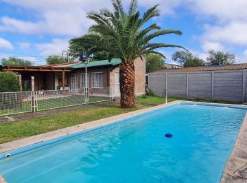 Casa · 151m² · 5 Ambientes · 3 Cocheras · Casa en Venta con Jardin, Pileta y Cochera