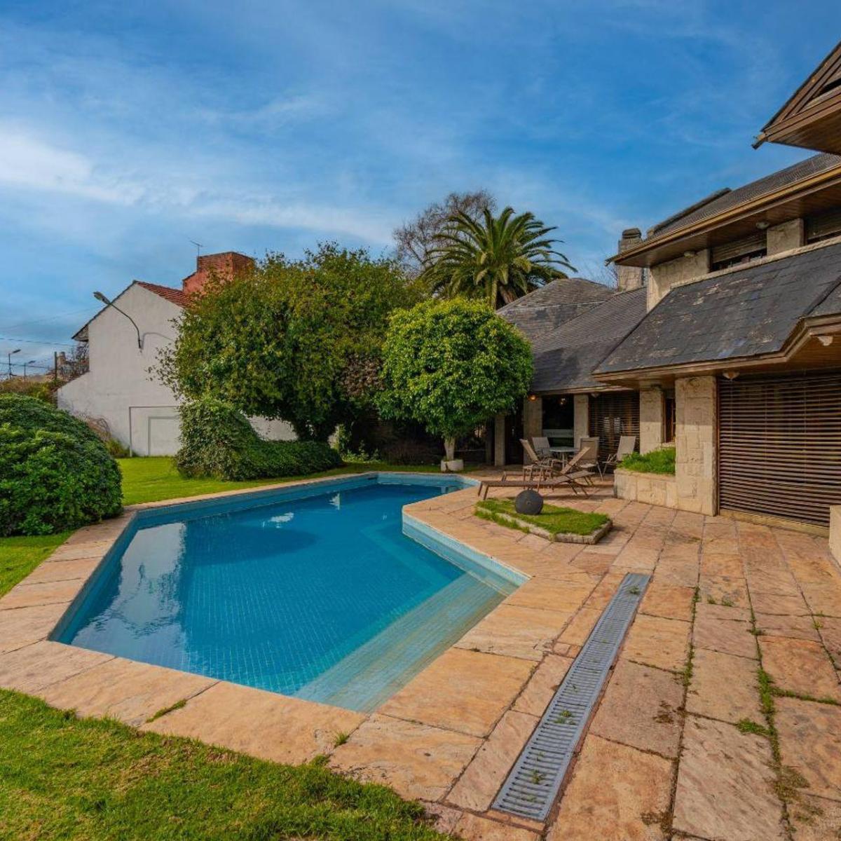 Chalet 6 amb, 548m² con pileta y garage — San Carlos