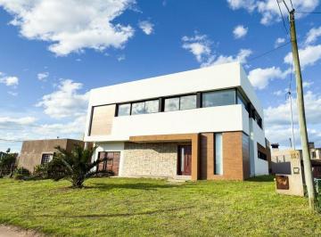 Casa · 240m² · 4 Ambientes · 1 Cochera · Venta Casa 4 Ambientes Parque y Pileta Camet Norte
