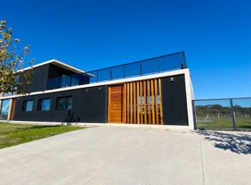 Casa · 240m² · 4 Ambientes · 1 Cochera · Venta Casa en Barrio Privado