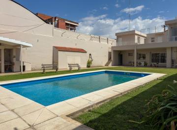 Casa · 537m² · 8 Ambientes · 3 Cocheras · Casa en Venta en Barrio Maipu 1°