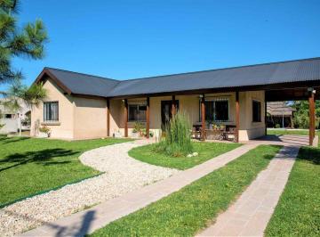 Quinta vacacional · 100m² · 2 Dormitorios · 2 Cocheras · Alquiler Quinta Invierno en Robles de Alvarez