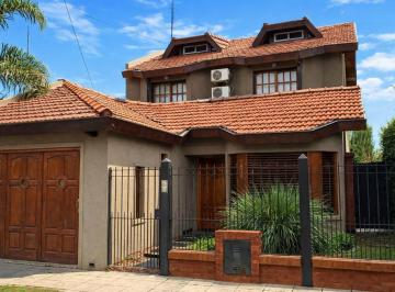 Casa · 180m² · 5 Ambientes · 2 Cocheras · Venta Casa 5 Amb Jose C Paz Pileta Cocheras Balcón