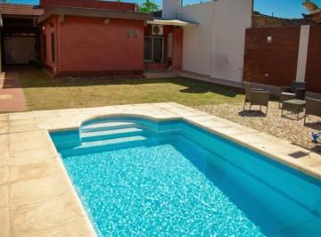 Casa · 70m² · 4 Ambientes · 1 Cochera · Casa con Pileta Acepta Permuta / Escucha Propuesta