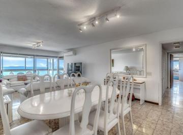 Departamento · 132m² · 4 Ambientes · 1 Cochera · Apartamento en Venta Frente Al Mar Mansa Piso Alto