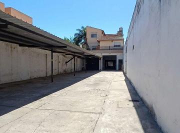 Bodega-Galpón · 310m² · Venta Galpon - Cocheras - Dptos 3 y 4 Amb (Caseros)