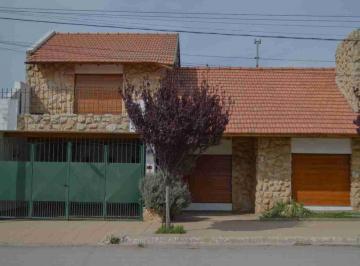 Casa · 179m² · 6 Ambientes · 2 Cocheras · Casa en Mitre 469