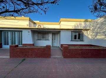Casa · 143m² · 4 Ambientes · 2 Cocheras · Casa Garay Vivas 1543