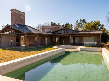 Quinta vacacional · 226m² · 3 Dormitorios · 1 Cochera · Casa Quinta en Centauro 487 - Villa Ángela, Toay