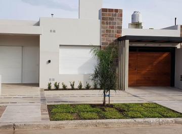 Casa · 147m² · 4 Ambientes · 2 Cocheras · Casa en Venta en Colon con Pileta