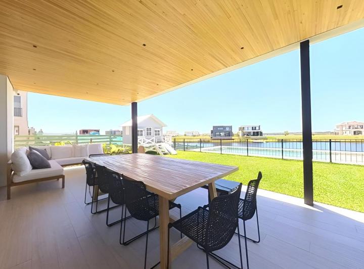Casa · 420m² · 6 Ambientes · 3 Cocheras