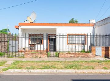 Casa · 70m² · 3 Ambientes · 1 Cochera · Casa en Venta 3 Ambientes Castelar Gran Parque