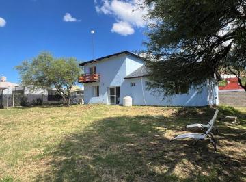 Casa · 156m² · 4 Ambientes · 1 Cochera · Se Vende Casa en Las Chacras Juana Koslay