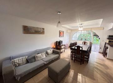 Casa · 188m² · 5 Ambientes · 1 Cochera · Casa 4 Dorm. en Venta La Plata con Jardin