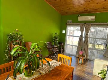 Casa · 85m² · 3 Ambientes · 1 Cochera · Venta Casa 3 Amb. con Amplio Parque - Banfield E.