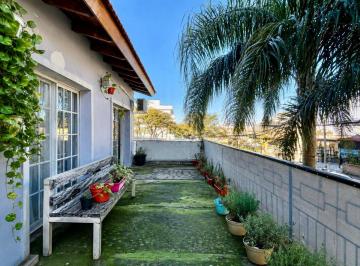 Casa · 186m² · 8 Ambientes · 2 Cocheras · Venta / Permuta Casa - 3 Viviendas y 1 Local