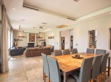 Casa · 383m² · 6 Ambientes · 2 Cocheras · Imponente Casa en Venta en Santa Catalina V. Nueva