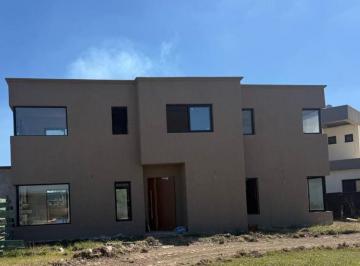 Casa · 829m² · 5 Ambientes · 3 Cocheras · Venta Casa San Sebastian Area 1 Vista Laguna y Fondo Verde Financia Dueño Toma Vehiculo Lote Permuta