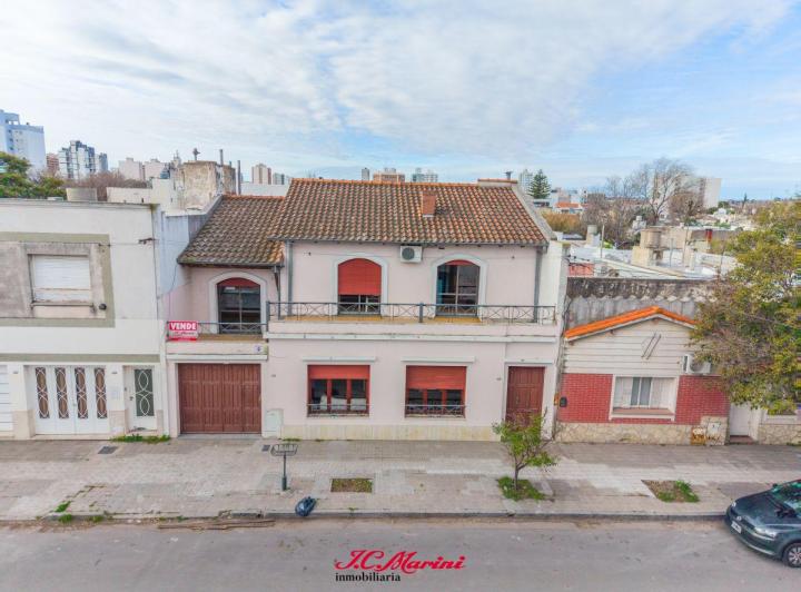 Casa · 220m² · 4 Ambientes · 2 Cocheras