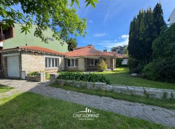 Casa · 400m² · 9 Ambientes · Paso 2334 - Chalet 8 Hab, 6 Baños - con Renta - Apto Uso Profesional