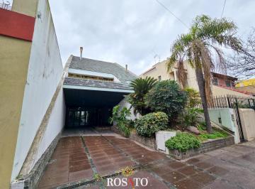 Casa · 333m² · 6 Ambientes · 3 Cocheras · Venta Casa de 6 Ambientes en 3 Plantas con Jardín, Parrilla y Garaje en Villa Lugano - Apto Crédito