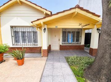 Casa · 200m² · 4 Ambientes · 3 Cocheras · Casa en Venta de 4 Amb. con Parque, Quincho y Patio en Malaver, Ballester, San Martin, Gba Norte