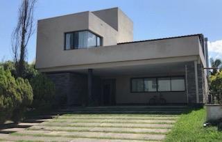 Casa · 240m² · 5 Ambientes · 2 Cocheras · Casa en Venta