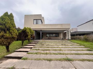 Casa · 240m² · 5 Ambientes · 2 Cocheras · Casa en Venta