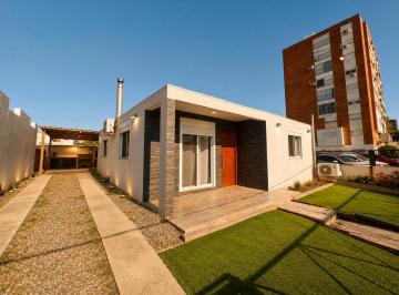 Casa · 220m² · 4 Ambientes · 3 Cocheras · Casa en Venta de 2 Dorm. con Patio y Cochera en Céntrica en Colonia del Sacramento