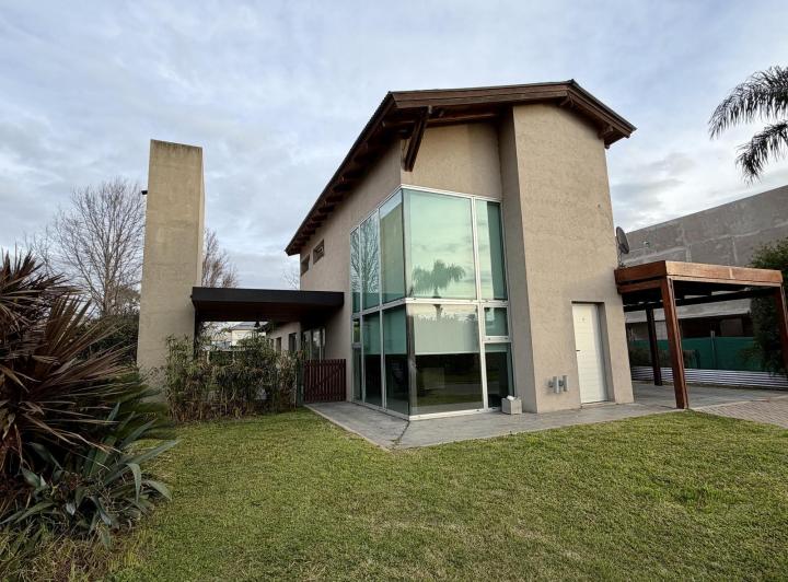 Casa · 225m² · 5 Ambientes · 1 Cochera