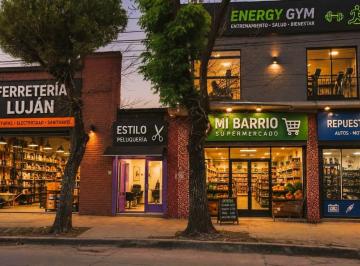 Casa · 300m² · 4 Ambientes · 2 Cocheras · Venta Casa y Locales y Galpón en Bloque Comercial